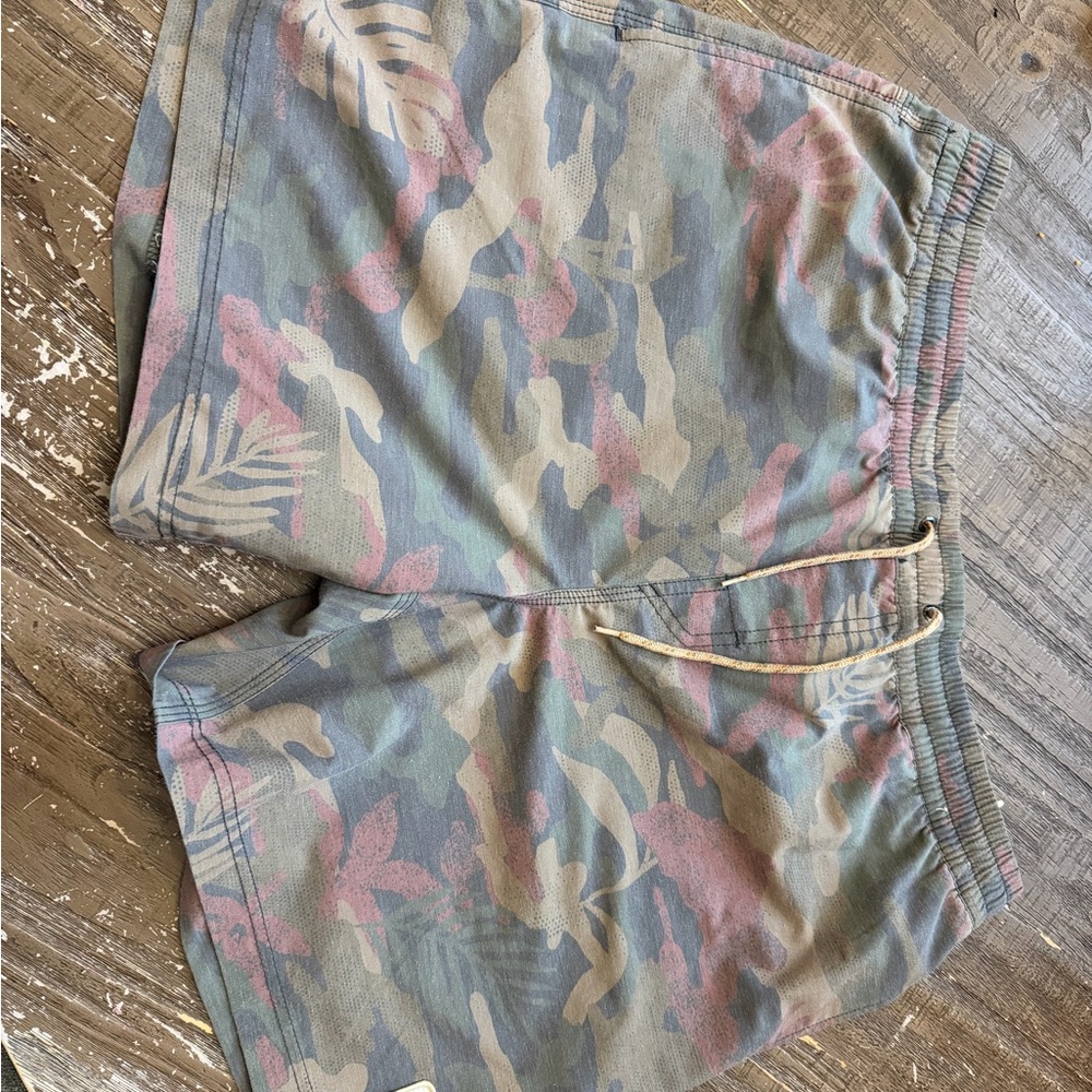 Howler xl Camouflage Print Shorts